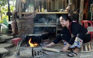 Dùng vôi bột và vỏ cây nhuộm vải, người Ơ đu ở Nghệ An giữ truyền thống độc đáo