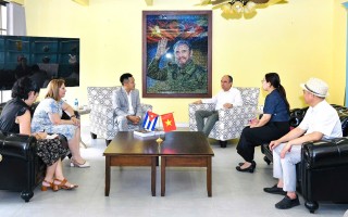 Đại sứ quán Cuba tại Việt Nam tiếp nhận tác phẩm "Fidel Castro Ruz - Cuba trong trái tim người Việt"