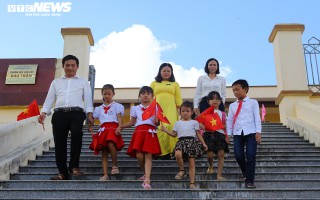 Xúc động lễ khai giảng của 2 thầy cô và 7 học trò giữa đảo tiền tiêu Tổ quốc