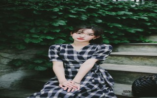 Váy ca rô hợp văn phòng, tiện dạo phố