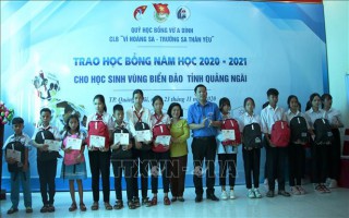 Trao 160 suất học bổng cho học sinh có hoàn cảnh khó khăn tỉnh Quảng Ngãi