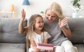 Dạy con cư xử đúng cách khi nhận quà