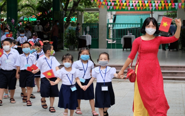 Học sinh lớp 1 Đà Nẵng háo hức trong ngày đầu tiên đi học