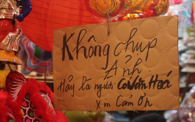 Phố đèn lồng Hàng Mã xuất hiện biển cấm chụp hình